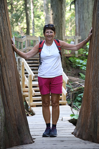 Gina Mom bij Giant Cedars Boardwalk